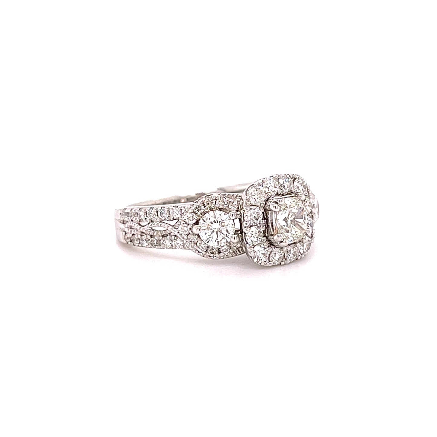 14 KT WHITE GOLD WOMENS RING - 1.96 CT
