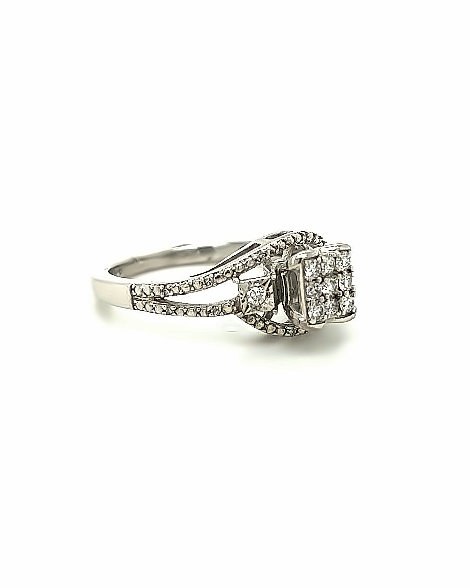 10KT WHITE GOLD DIAMOND CLUSTER LADIES RING