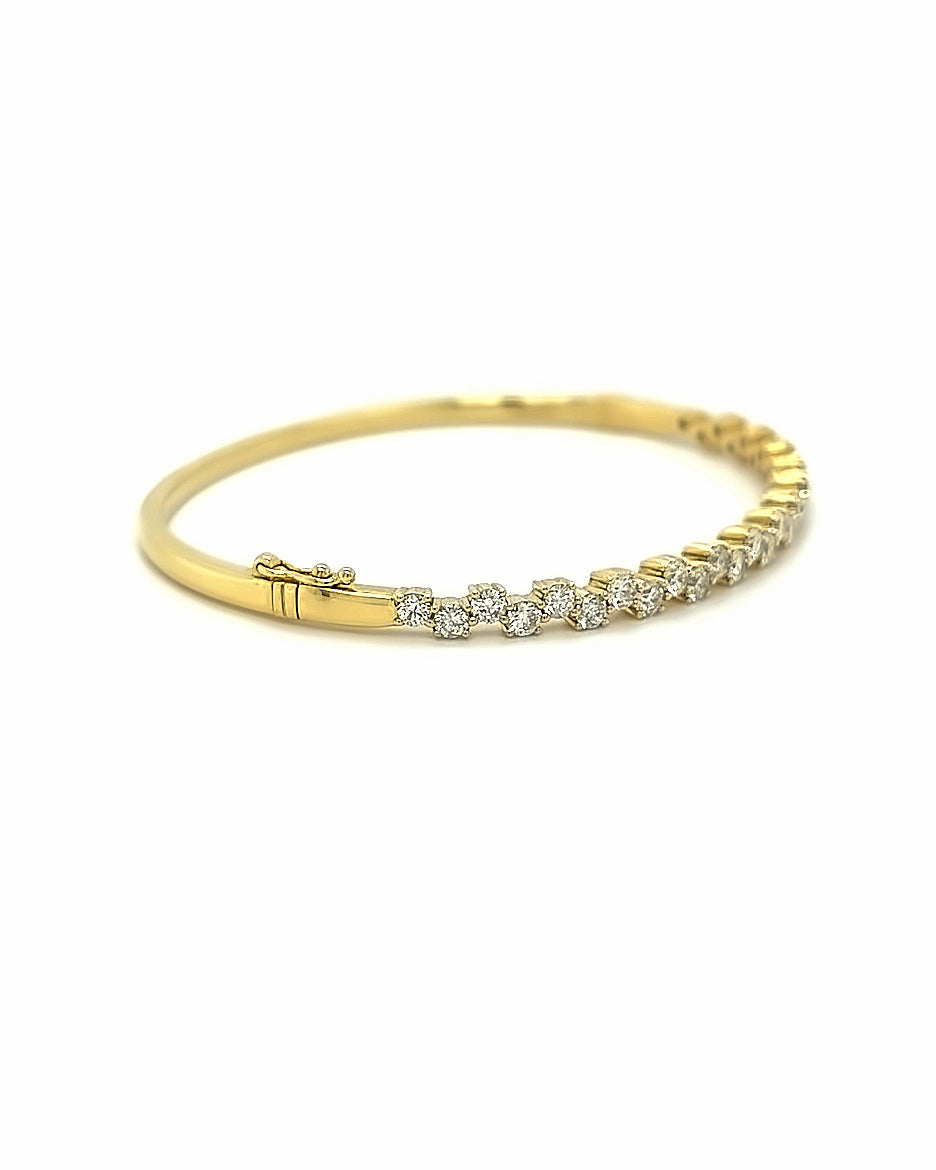18KT YELLOW GOLD BEAUTIFUL DIAMOND BANGLE