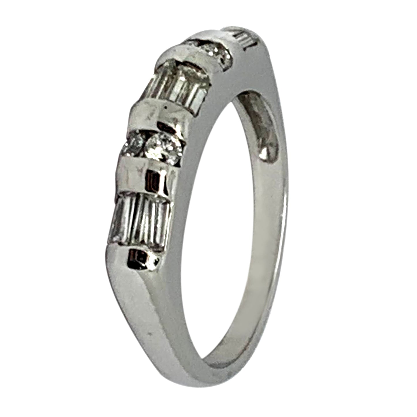 14 KT WHITE GOLD ROUND & BAGUETTE DIAMOND RING - 0.58 CT