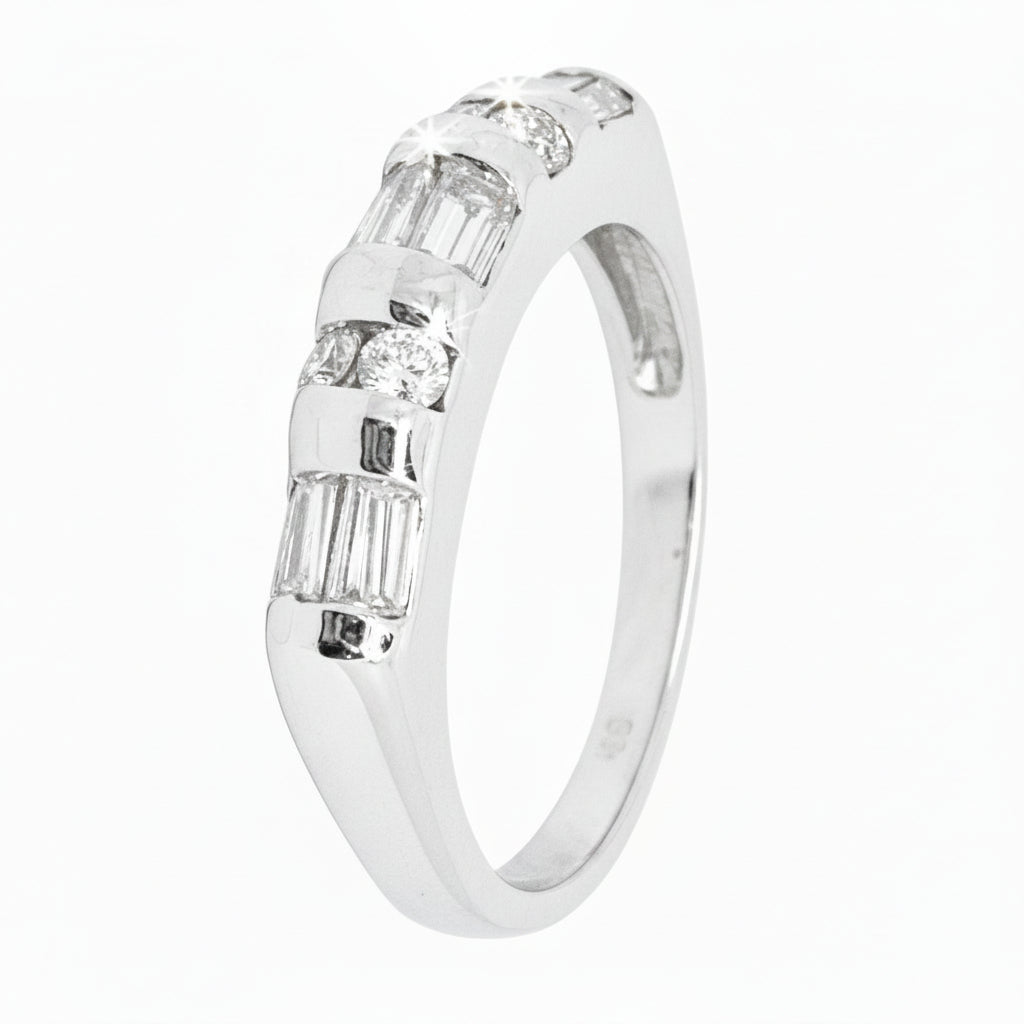 14 KT WHITE GOLD ROUND & BAGUETTE DIAMOND RING - 0.58 CT