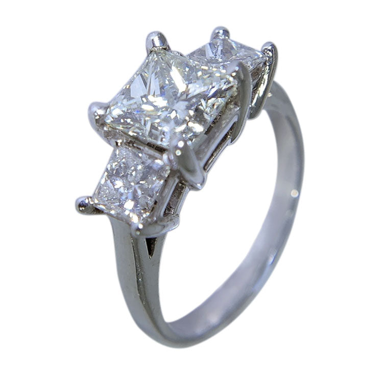 PLATINUM - PRINCESS 3 STONES DIAMONDS RING - 3CT