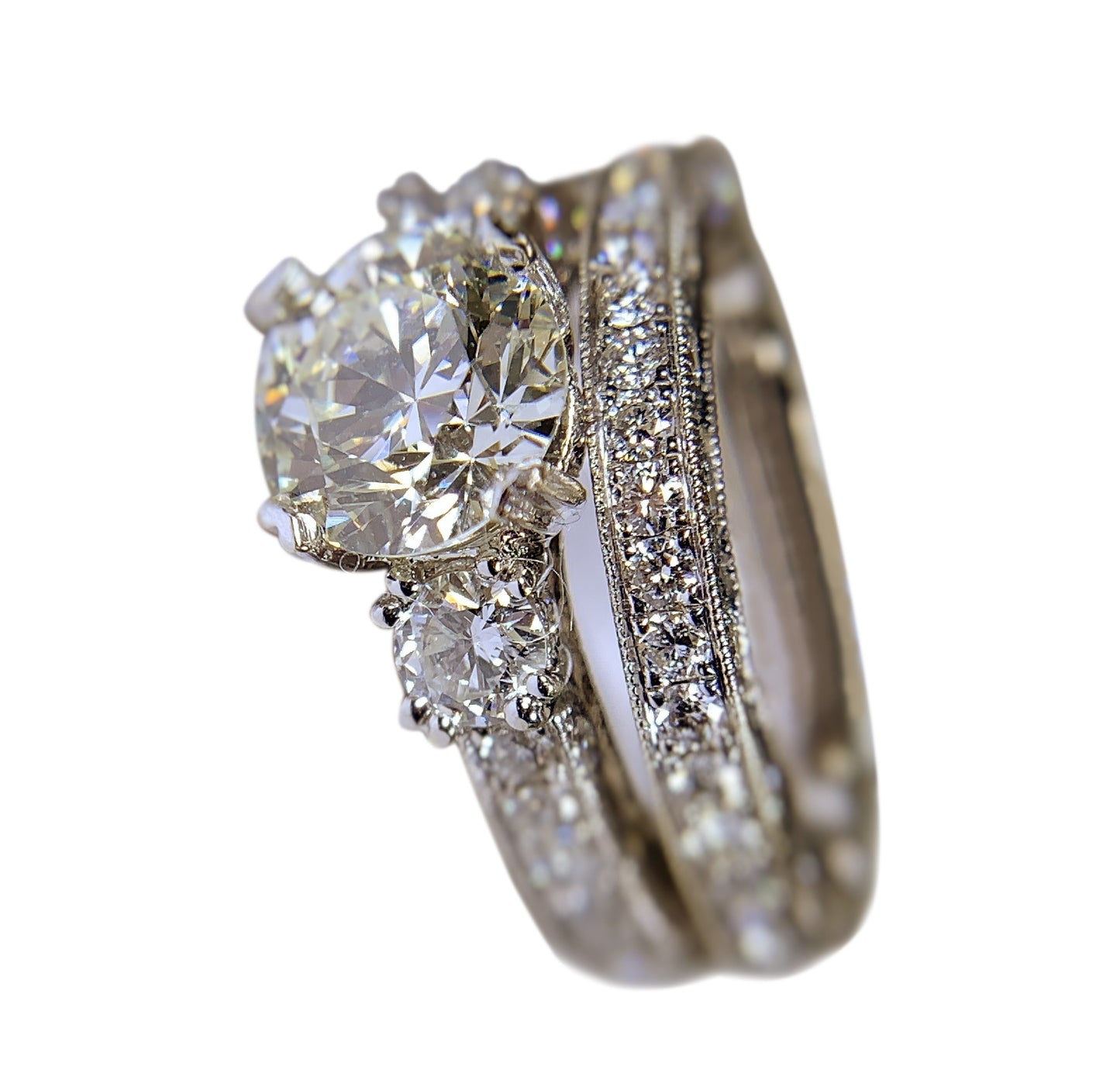 18 WHITE GOLD - 3 STONES ROUND DIAMOND ENGAGEMENT RING AND WEDDING BAND SET - 4.58 CT