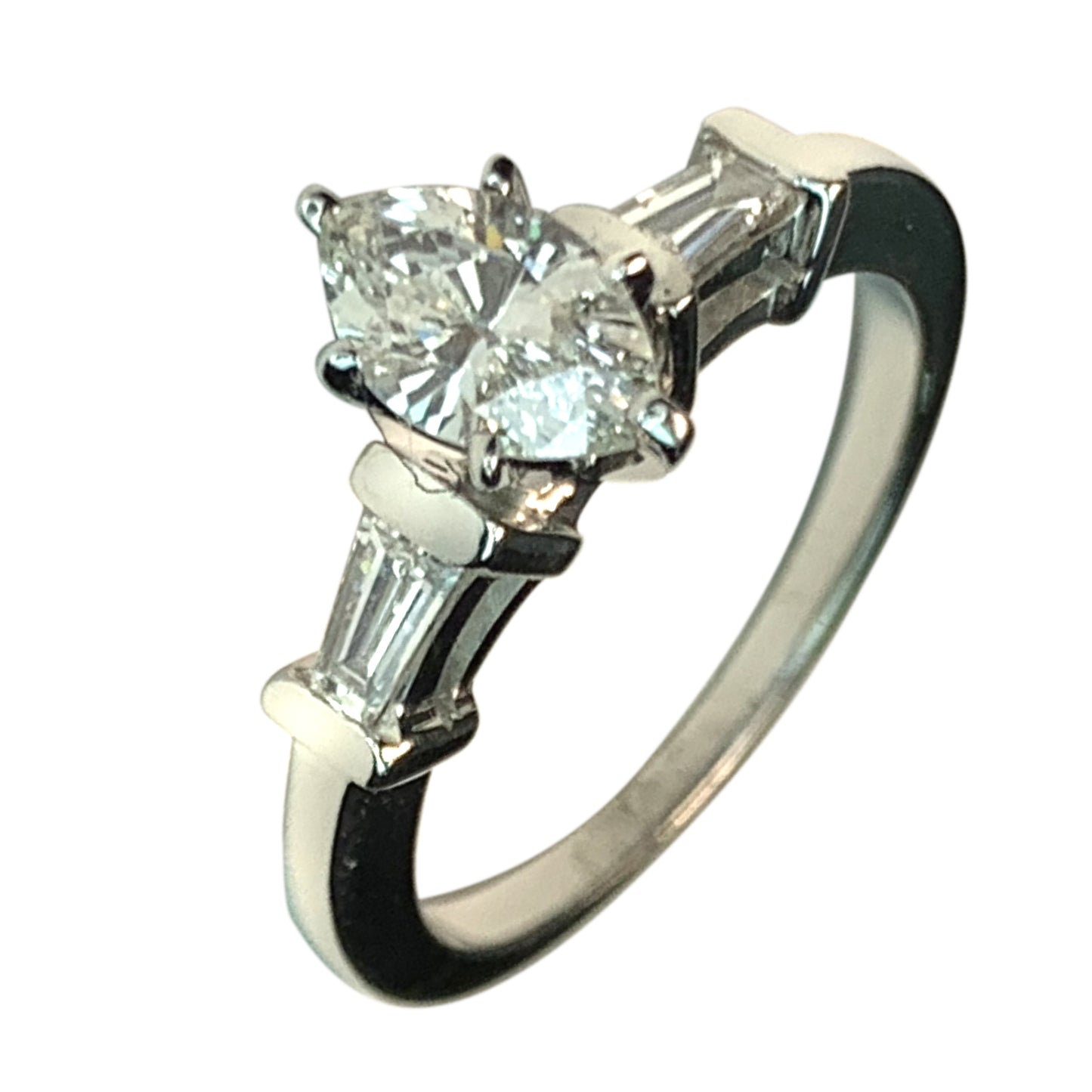 14 KT WHITE GOLD GOGEOUS MARQUISE DIAMOND ENGAGEMENT RING - 1.30 CT