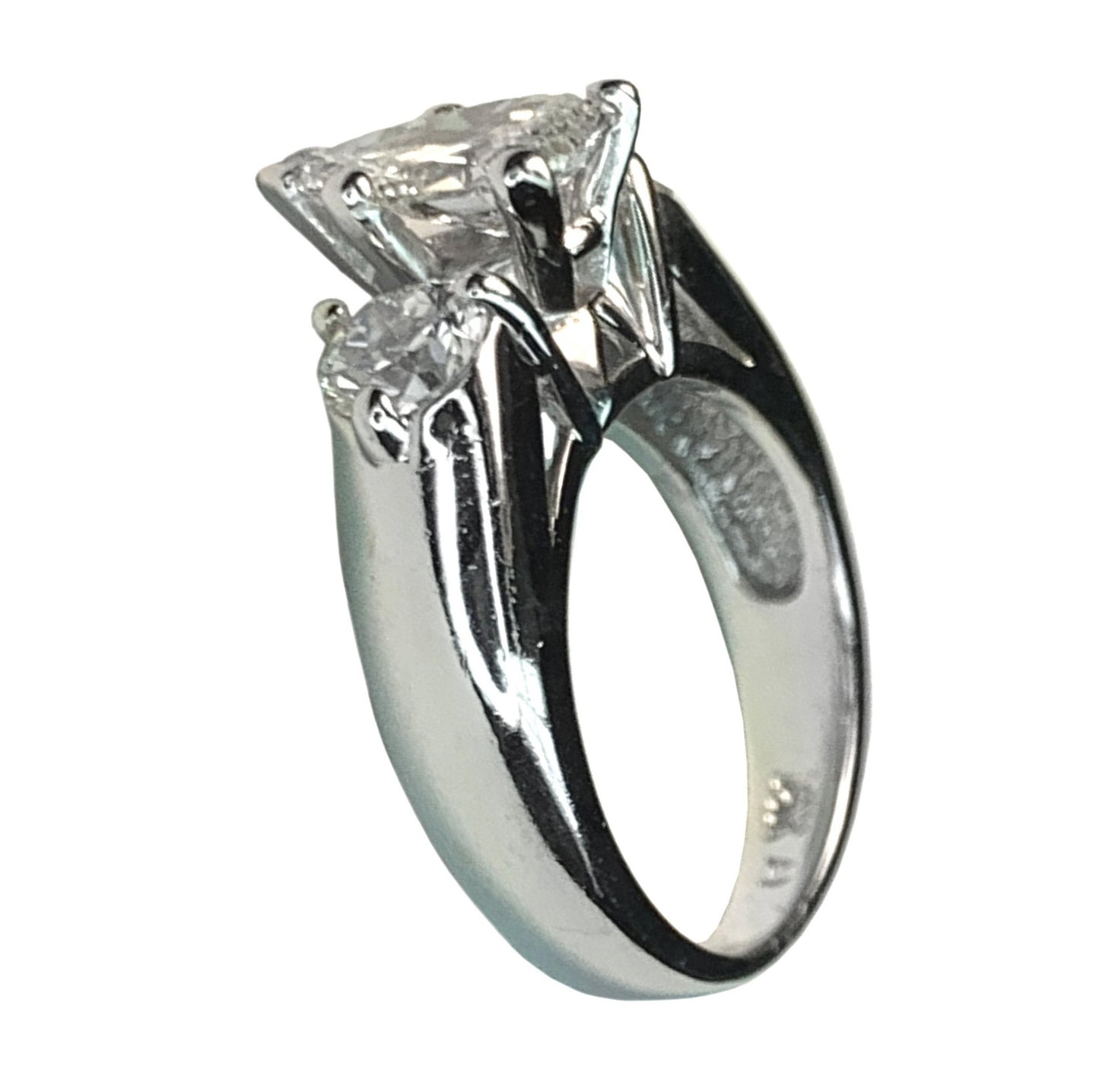 14 KT WHITE GOLD - PEAR DIAMOND RING - 1.65 CT