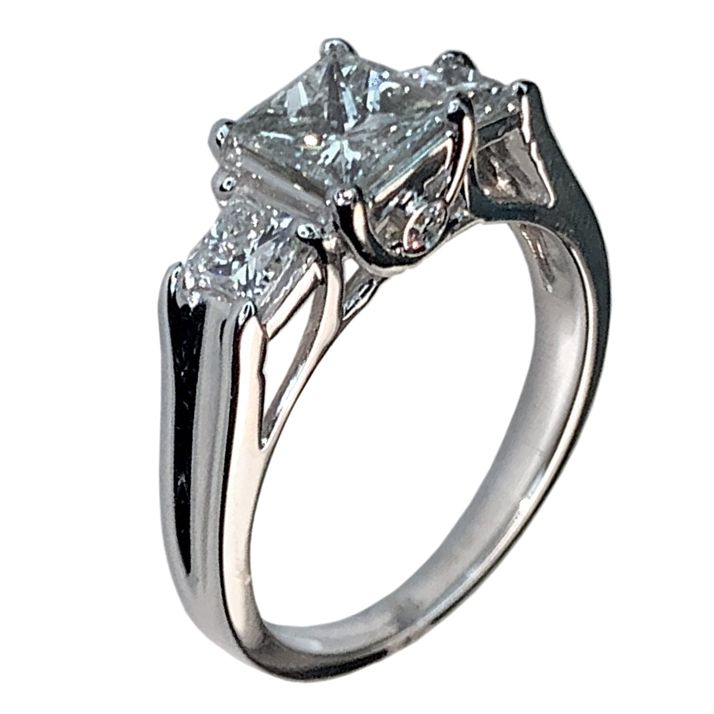 14 KT WHITE GOLD PRINCESS DIAMOND 3 STONES ENGAGEMENT RING - 1.54 CT