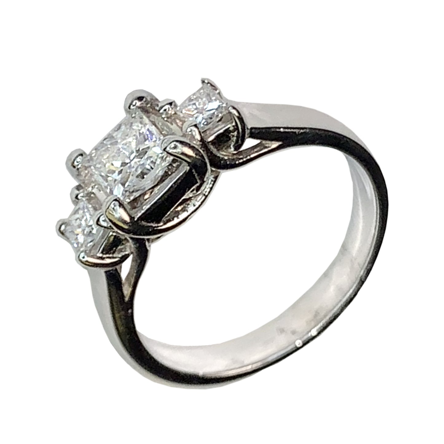 14 KT WHITE GOLD PRINCESS DIAMONDS ENGAGEMENT RING - 1.07 CT