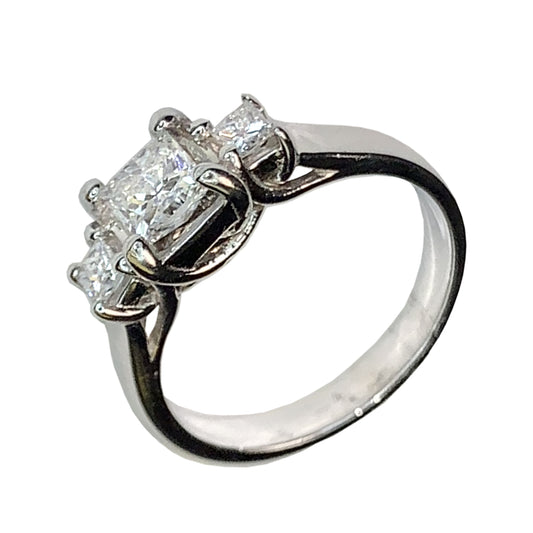 14 KT WHITE GOLD PRINCESS DIAMONDS ENGAGEMENT RING - 1.07 CT