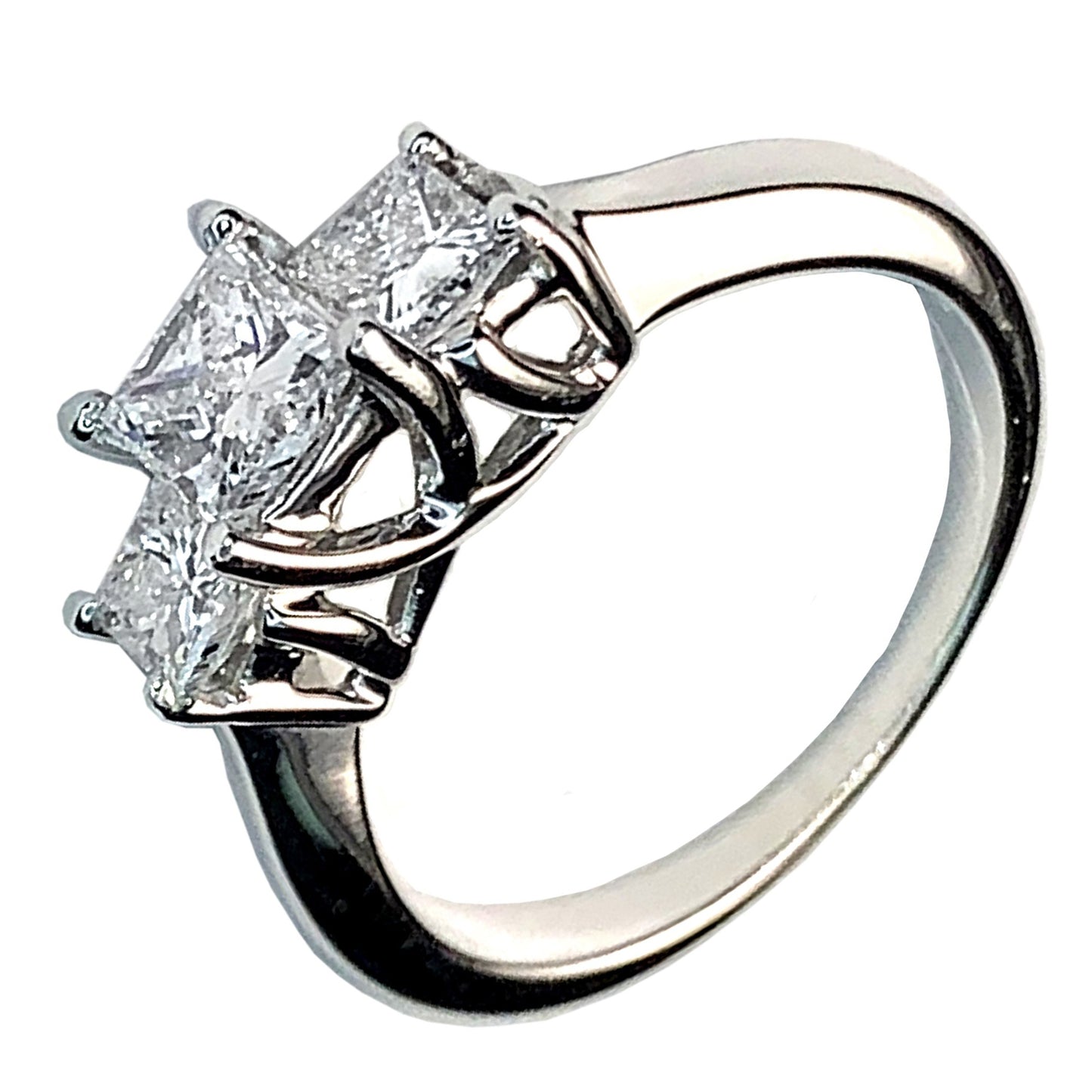 14 KT WHITE GOLD PRINCESS DIAMONDS ENGAGEMENT RING - 1.02 CT