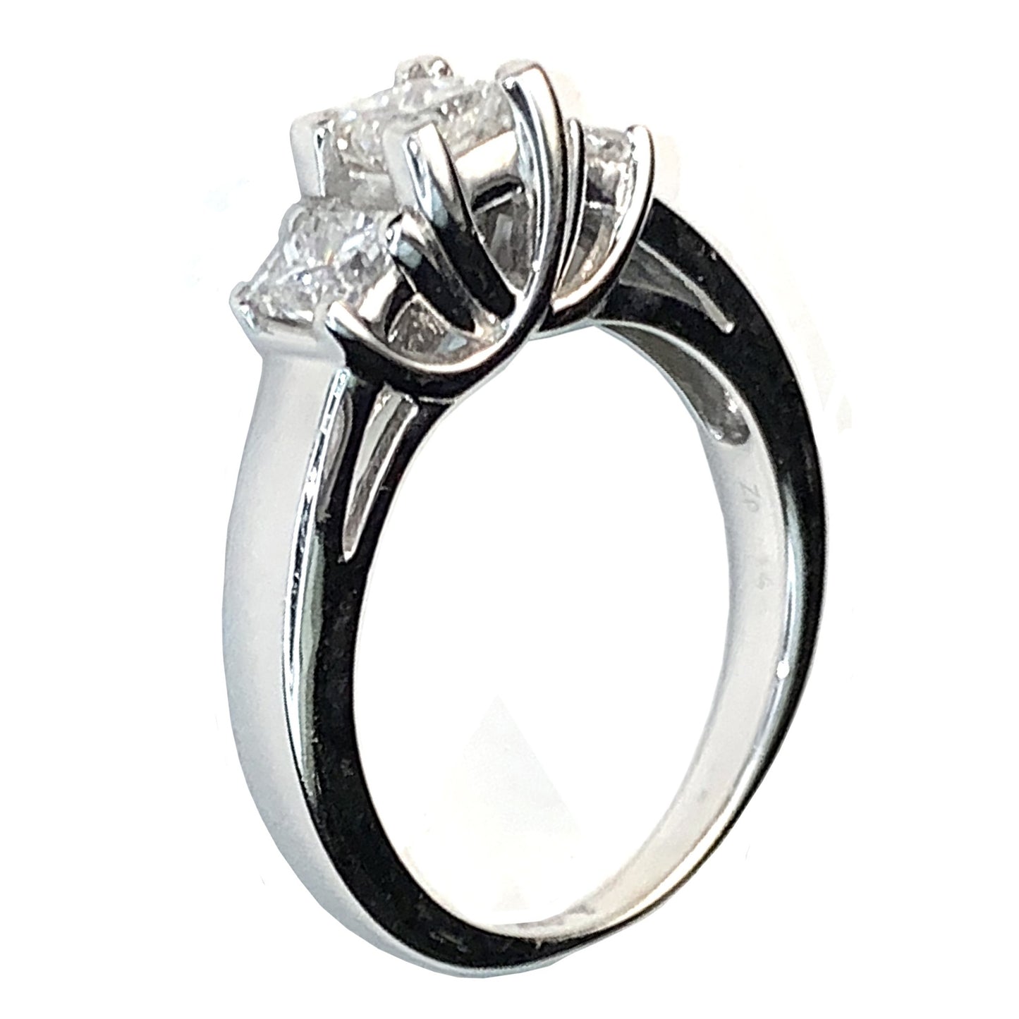 14 KT WHITE GOLD 3 STONES PRINCESS DIAMONDS ENGAGEMENT RING - 0.86 CT