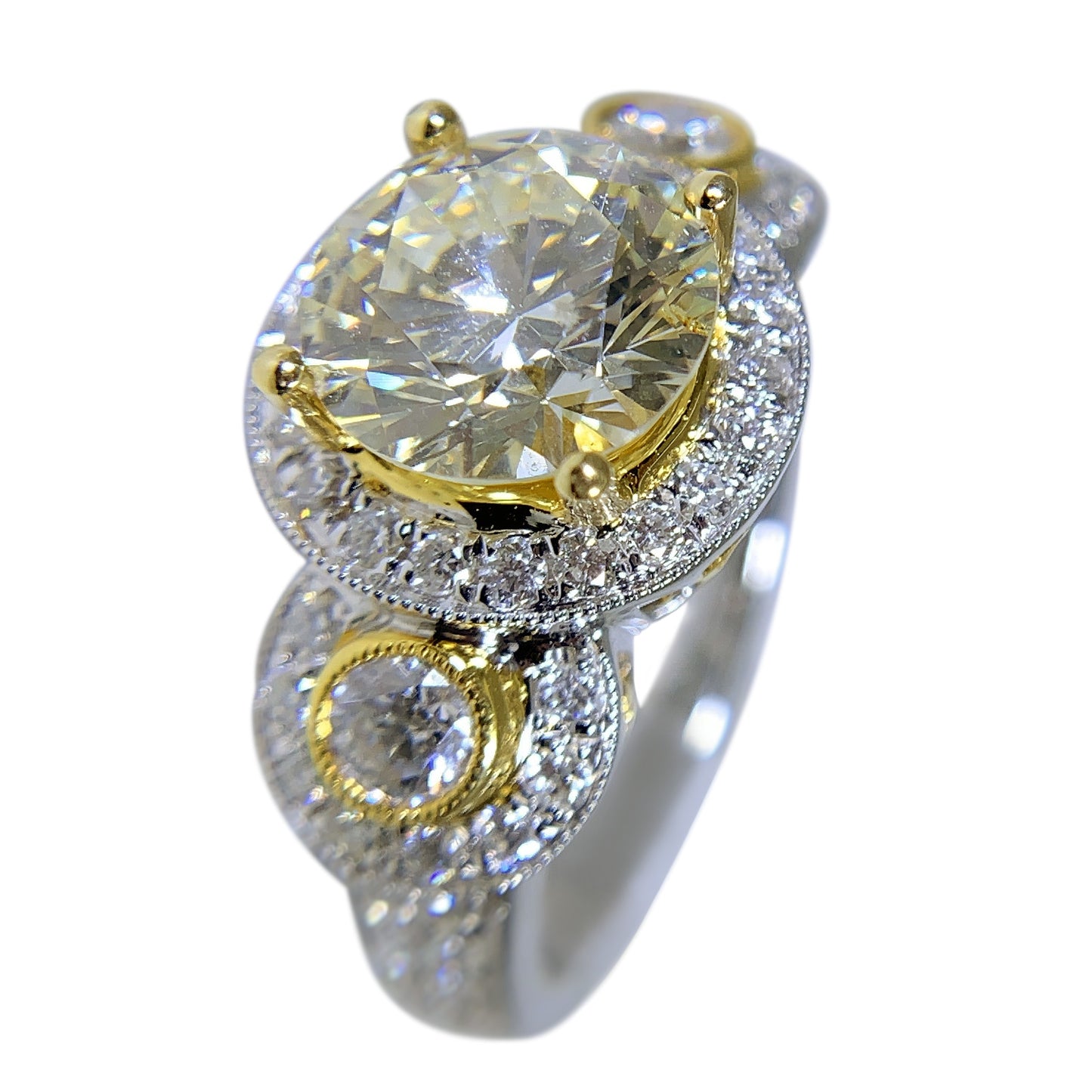 18 TT GOLD - GORGEOUS ROUND DIAMOND RING - 3.39 CT