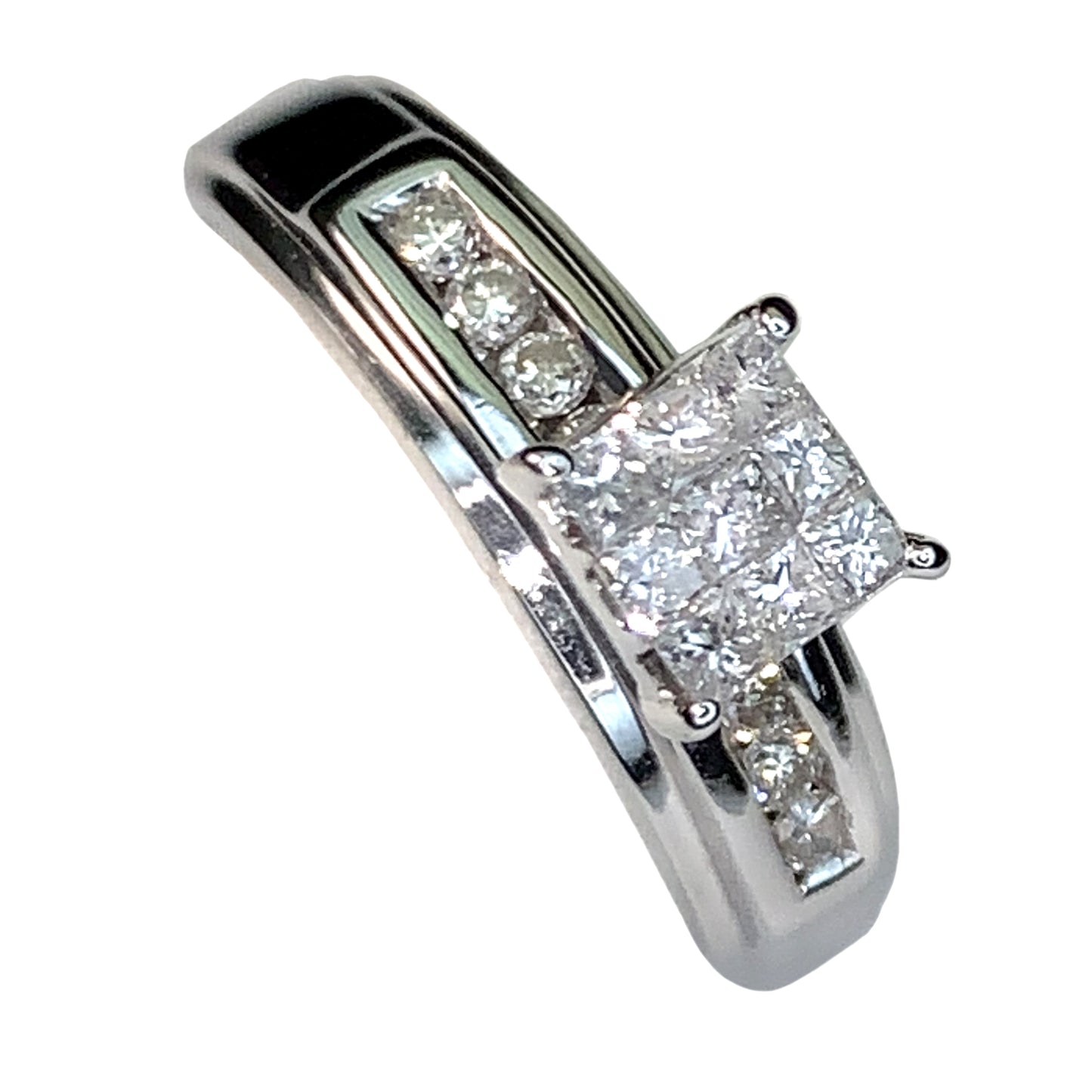 14 KT WHITE GOLD PRINCESS DIAMOND ENGAGEMENT RING - 0.59 CT