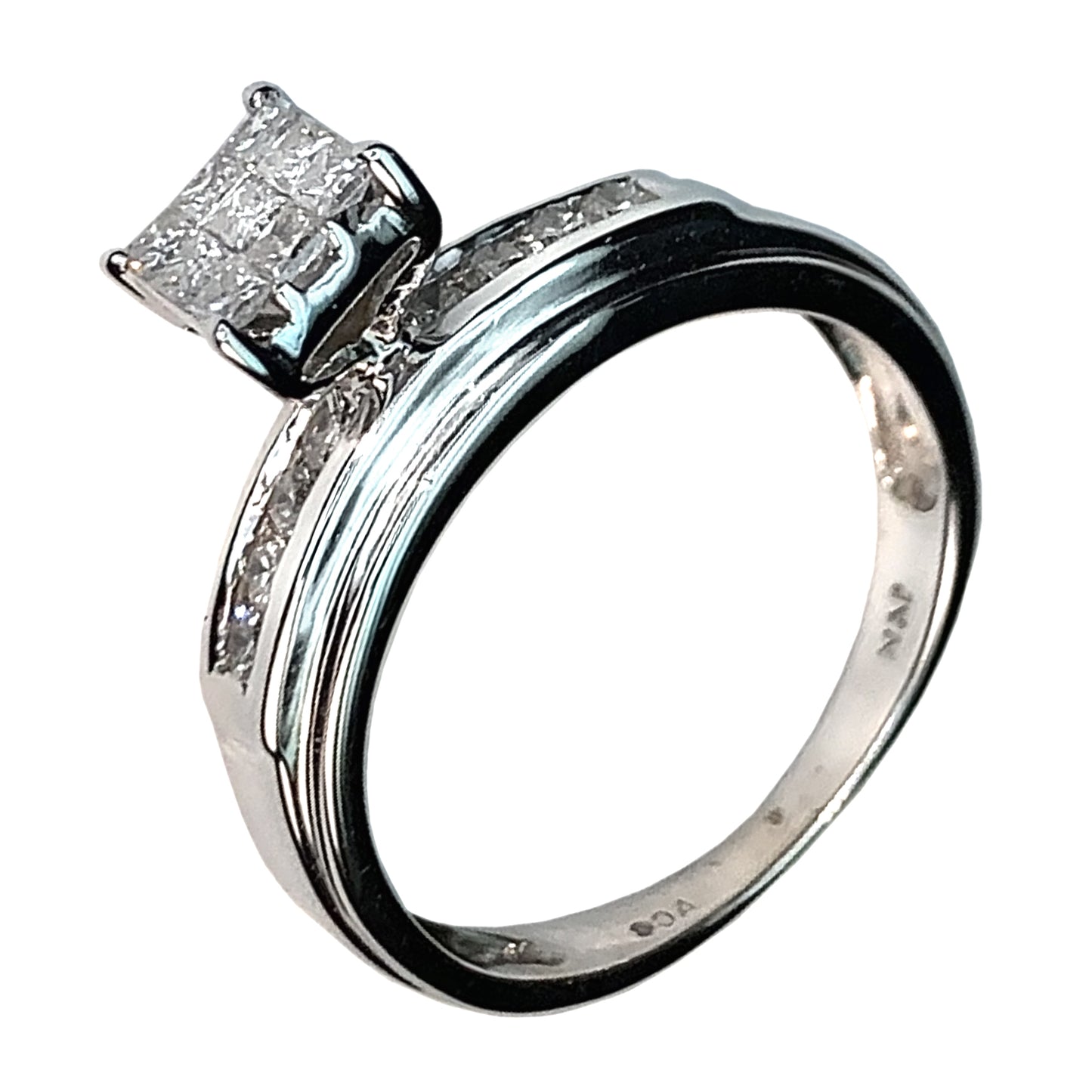 14 KT WHITE GOLD PRINCESS DIAMOND ENGAGEMENT RING - 0.59 CT