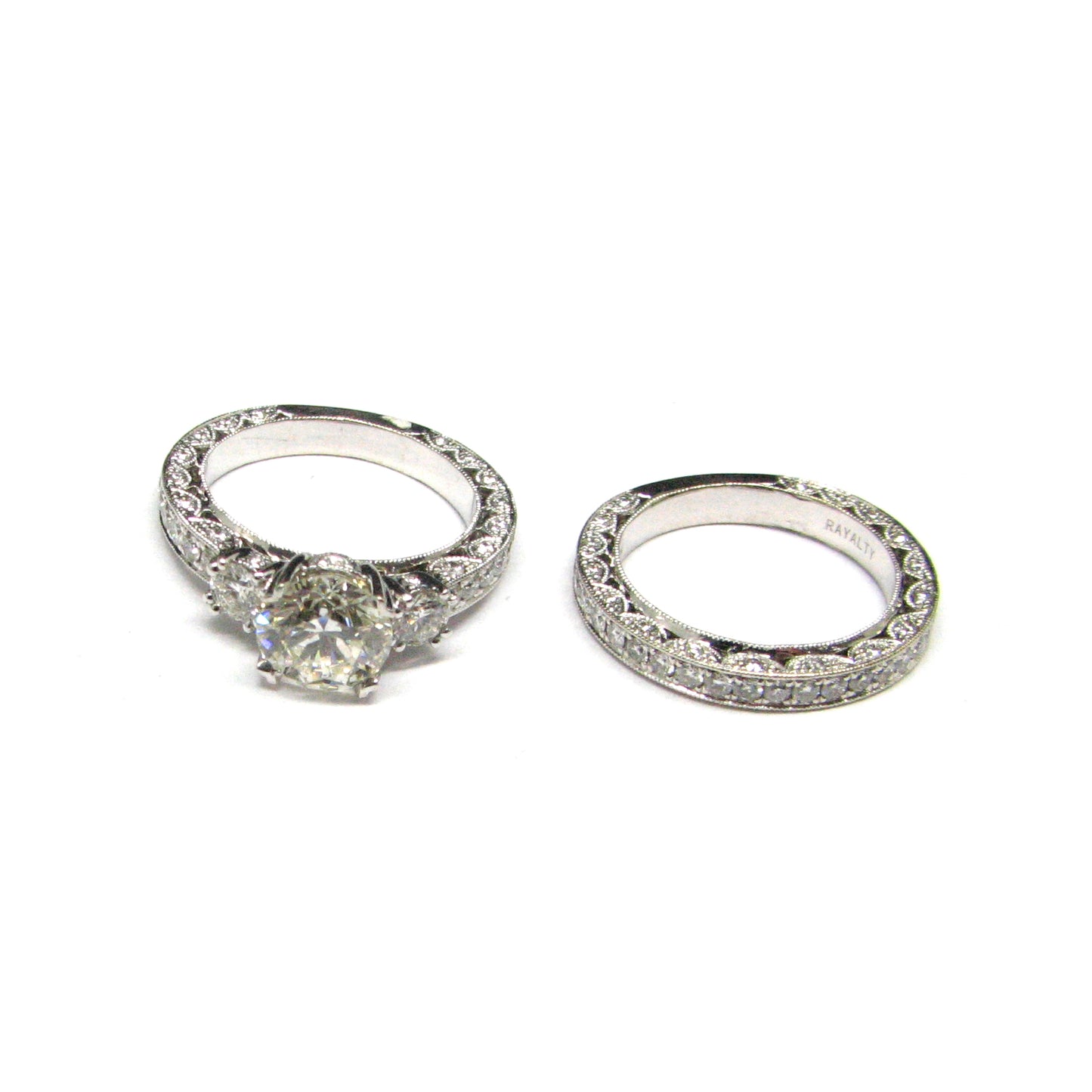 18 WHITE GOLD - 3 STONES ROUND DIAMOND ENGAGEMENT RING AND WEDDING BAND SET - 4.58 CT