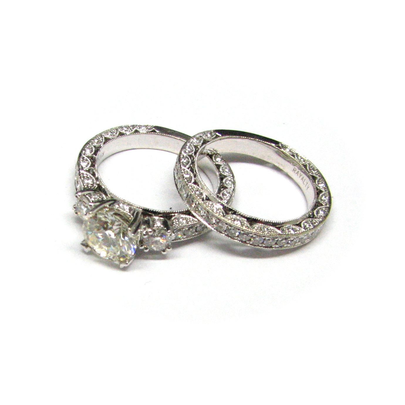 18 WHITE GOLD - 3 STONES ROUND DIAMOND ENGAGEMENT RING AND WEDDING BAND SET - 4.58 CT