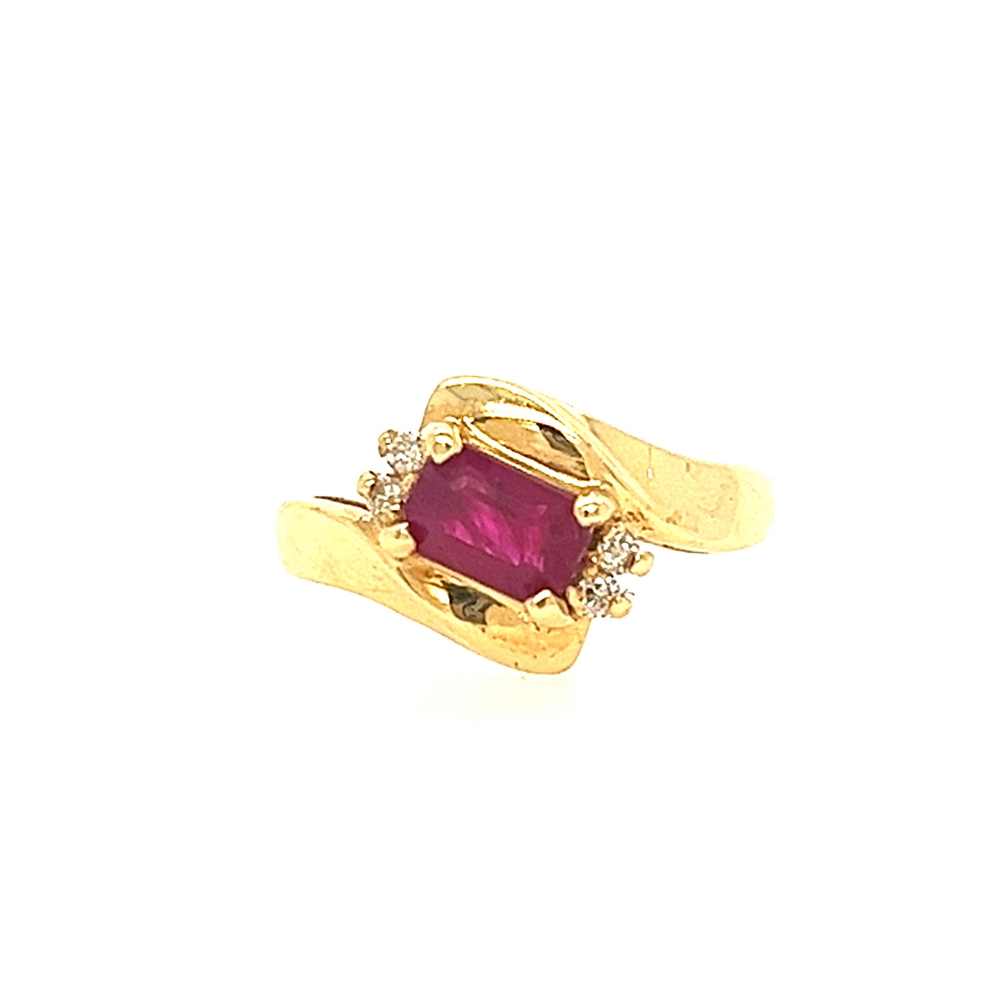 14KT YELLOW GOLD DIAMONDS AND RUBY LADIES RING