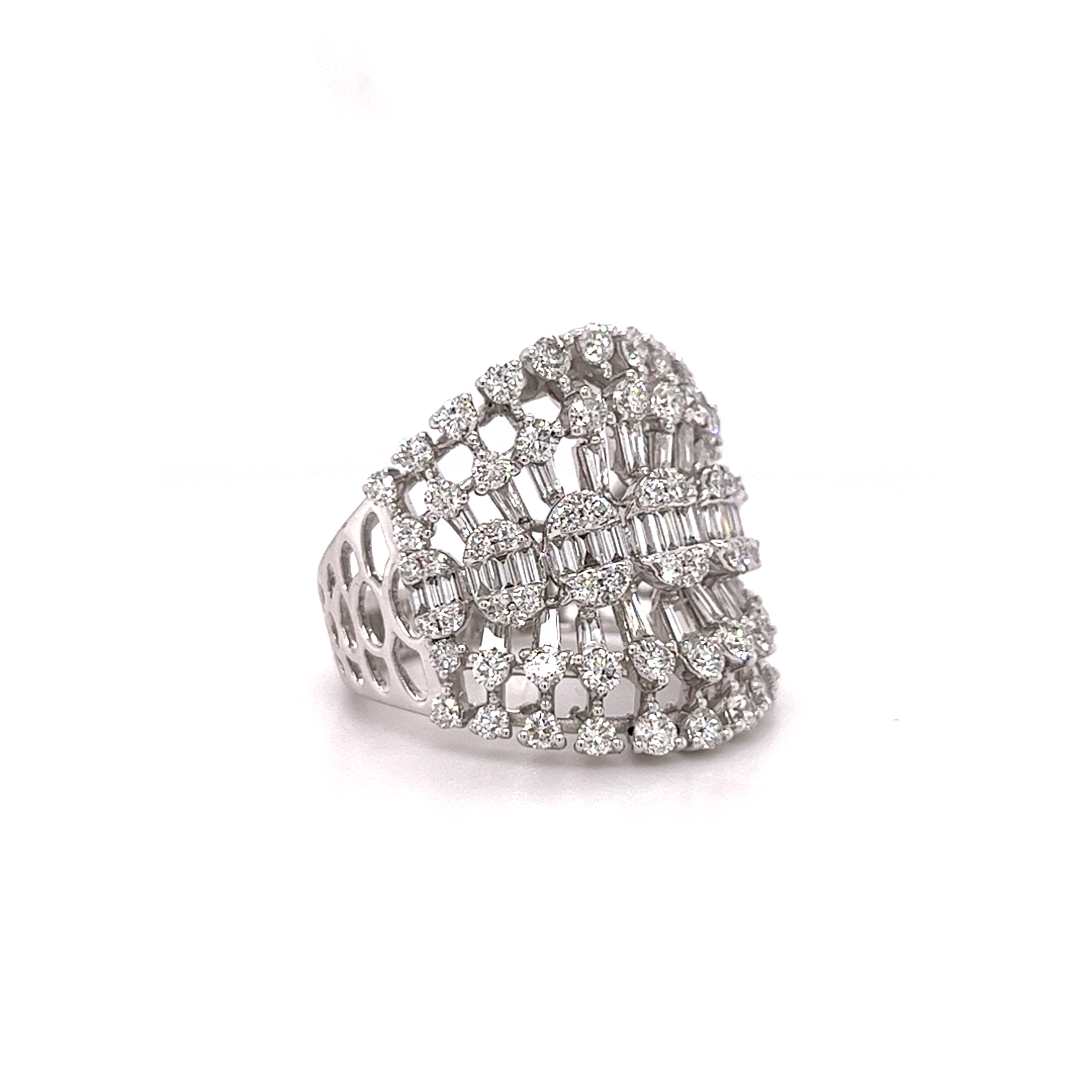 14KT WHITE GOLD ROUND AND BAGUETTE DIAMONDS FINE LADIES RING