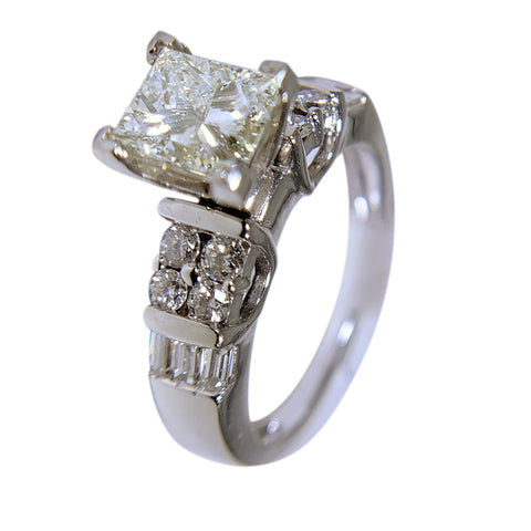 18 WHITE GOLD - PRINCESS DIAMOND ENGAGEMENT RING - 1.67 CT
