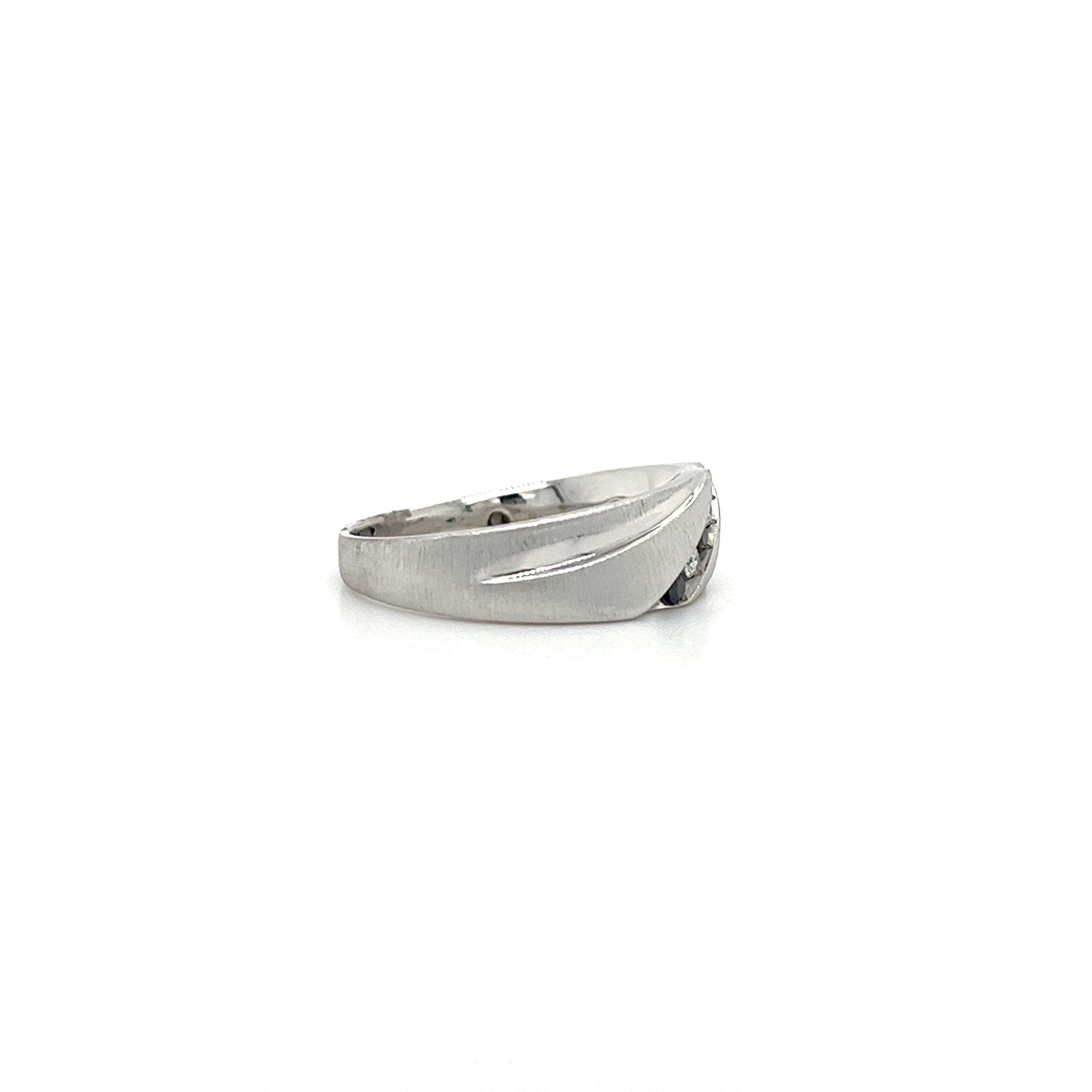 10KT WHITE GOLD BLACK AND WHITE DAIMOND BAND