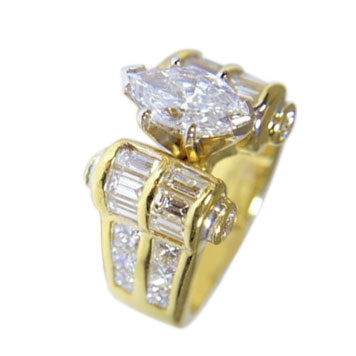 18 KT YELLOW GOLD WOMENS DIAMOND RING - 4.04 CT