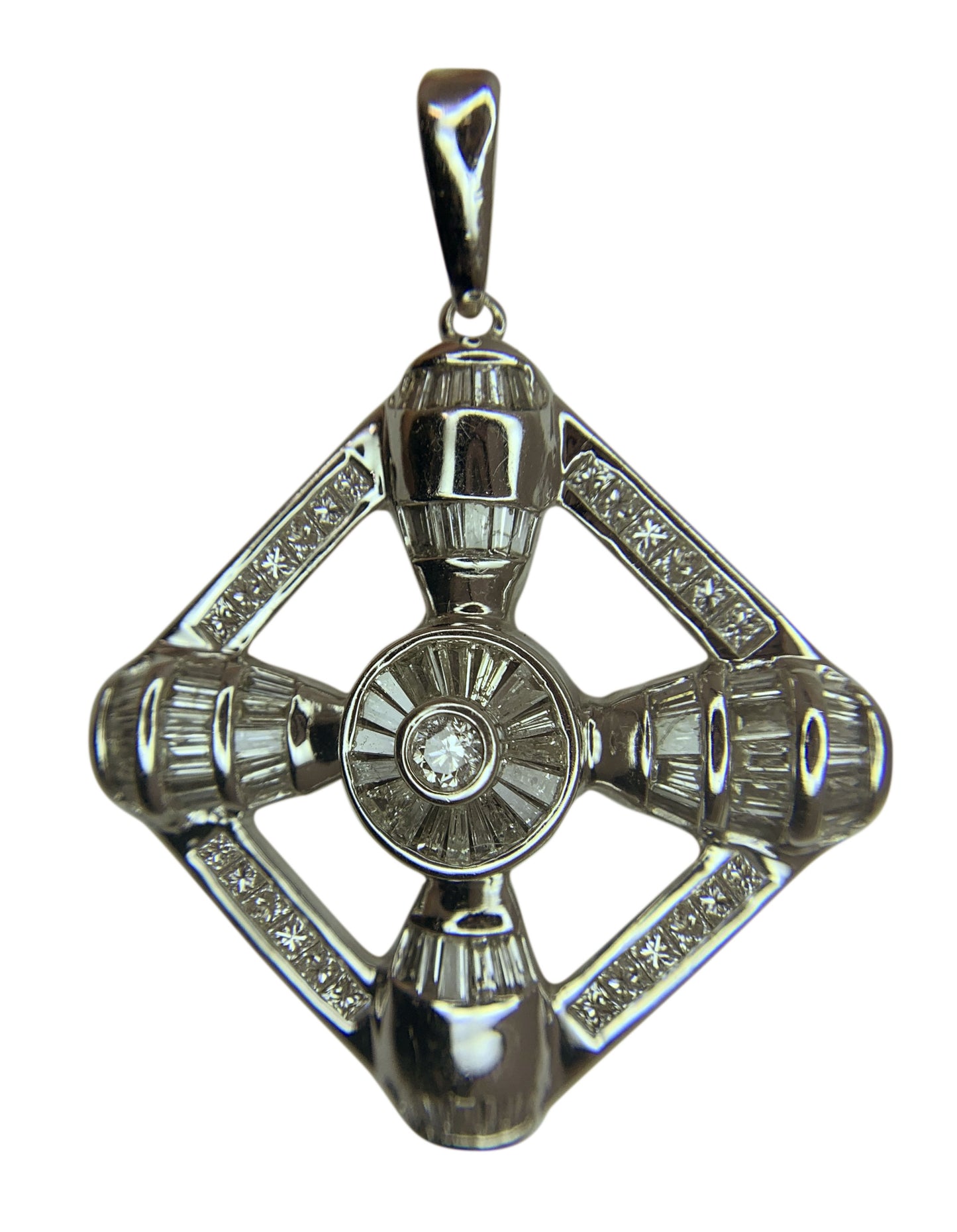 14 KT WHITE GOLD - CROSS MEDAL WITH PINCESS BAGUETTE AND ROUND DIAMONDS - 2.68 CT
