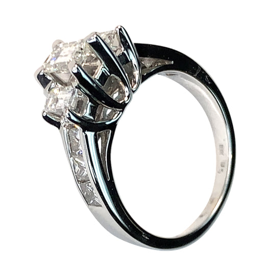 18 KT WHITE GOLD 3 STONES DIAMONDS ENGAGEMENT RING - 2.5 CT