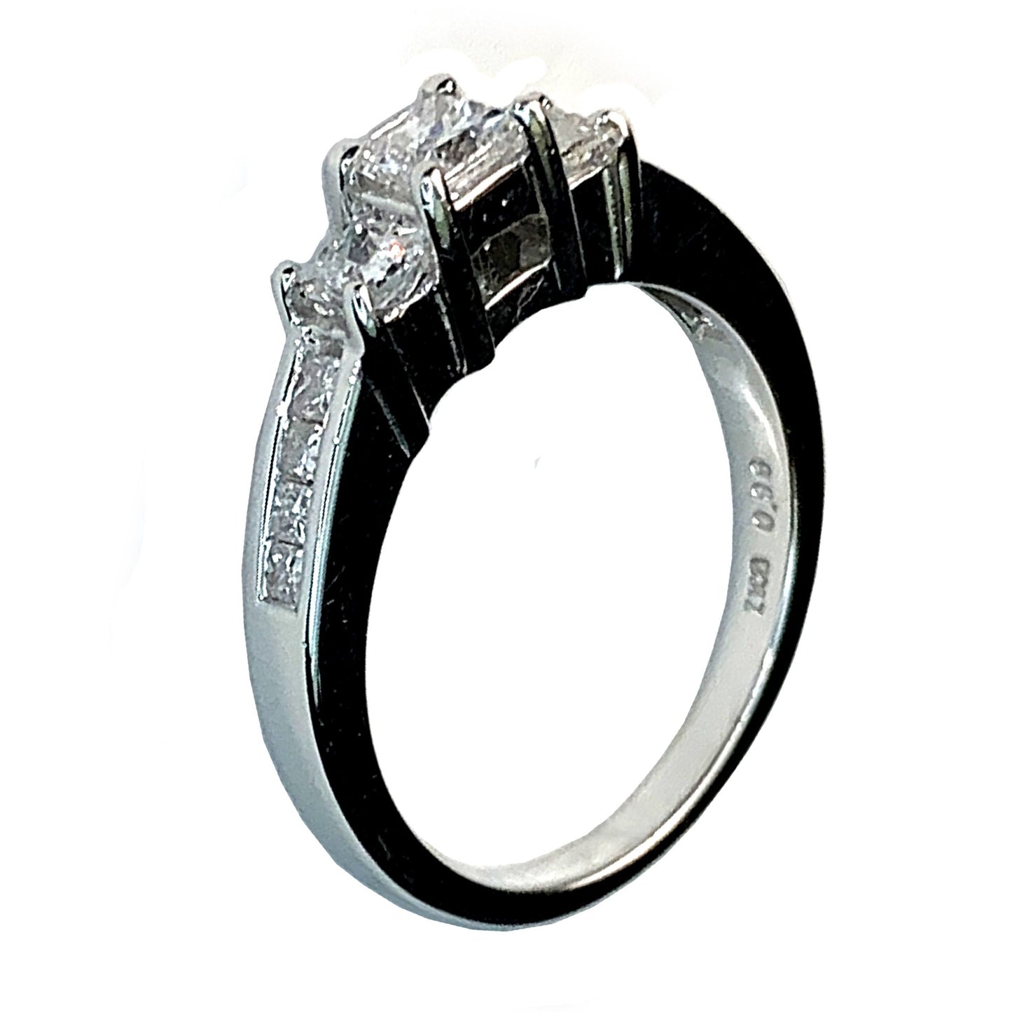 14 KT WHITE GOLD 3 STONE PRINCESS DIAMOND ENGAGEMENT RING - 1.28 CT