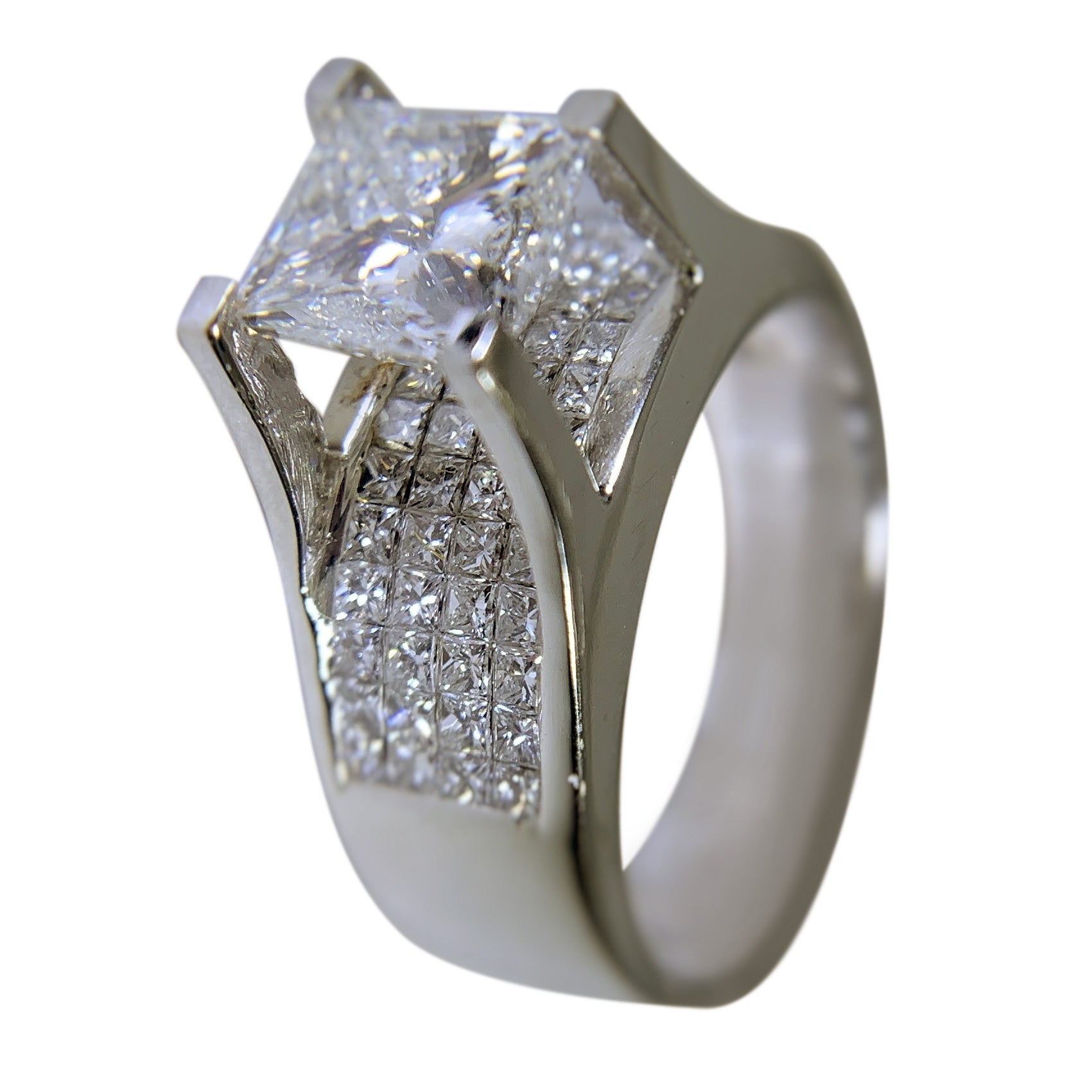 18 KT WHITE GOLD - PRINCESS DIAMOND RING - 3.29 CT