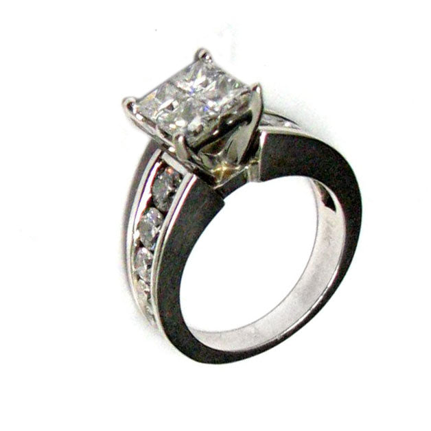 14 KT WHITE GOLD -  DIAMOND ENGAGEMENT RING AND WEDDING BAND SET - 4.68 CT